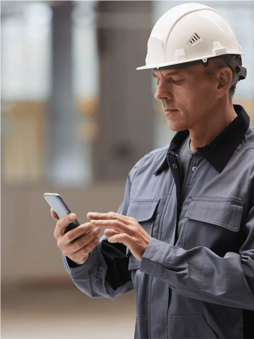 Profesional de construcción usando NUQLEA para financiar materiales